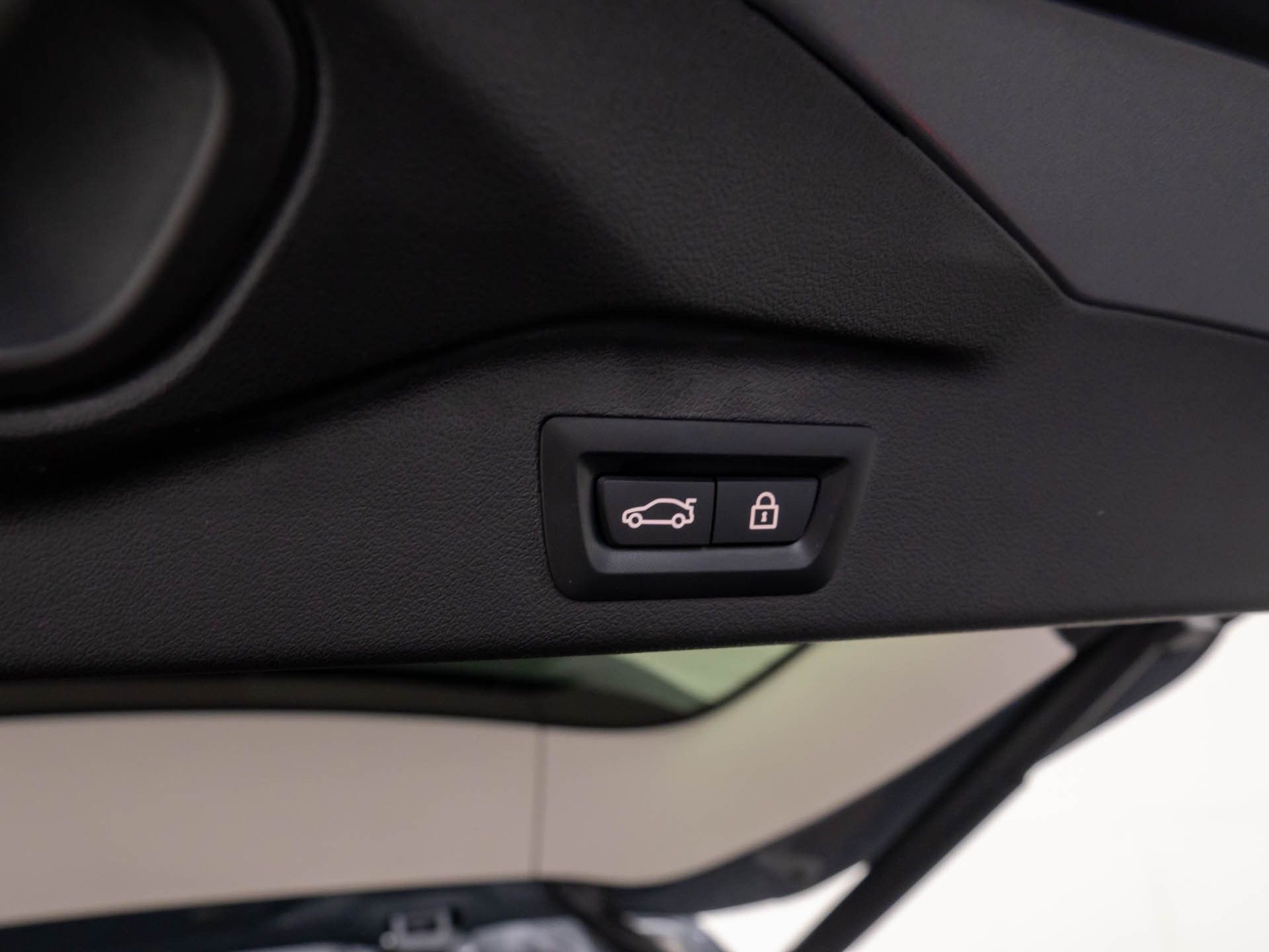 Vehicle image 34 of 40