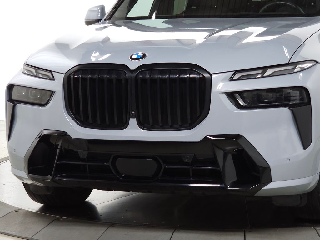 2023 BMW X7 xDrive40i Image 2 of 40