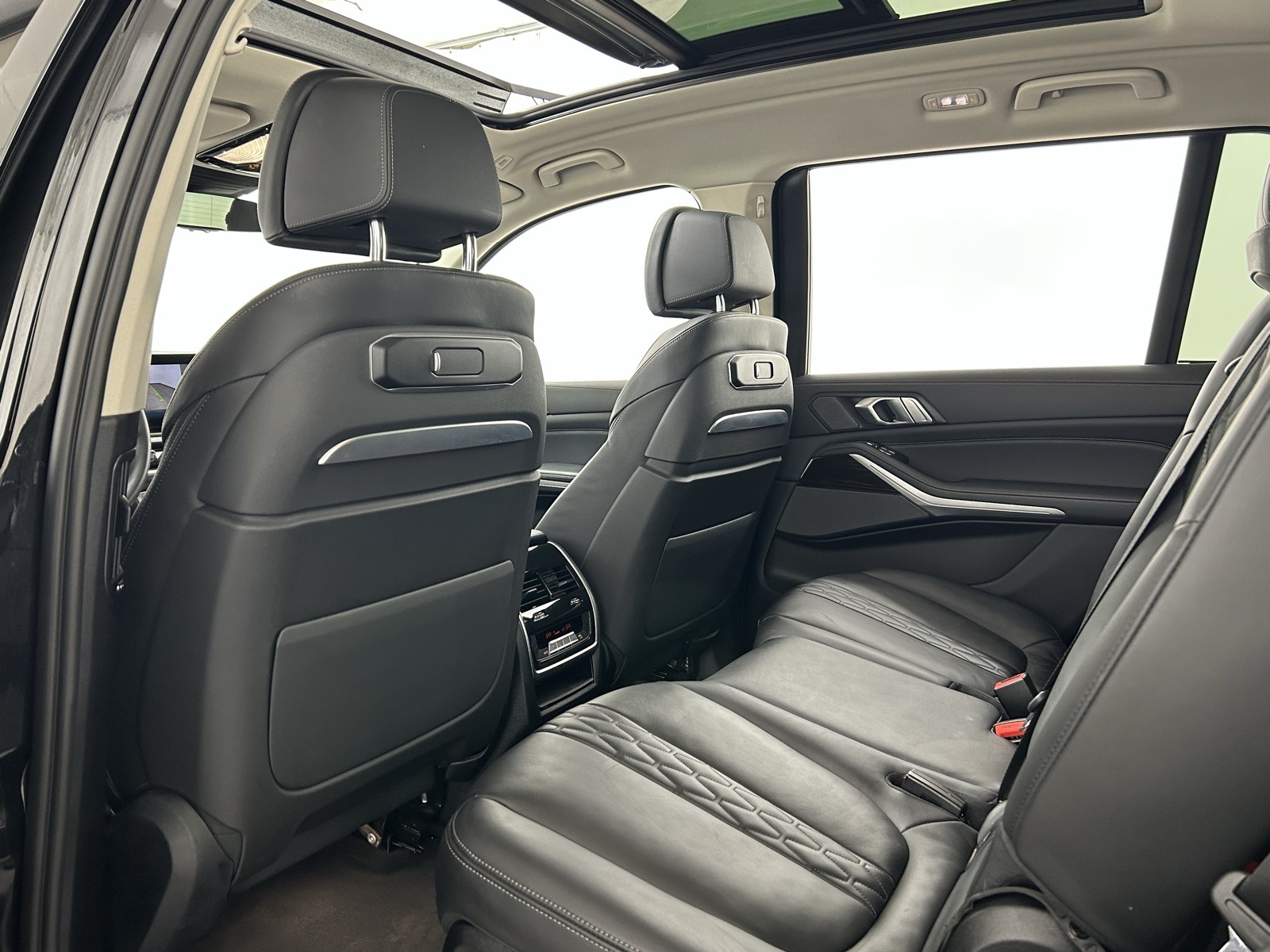 Vehicle image 33 of 44