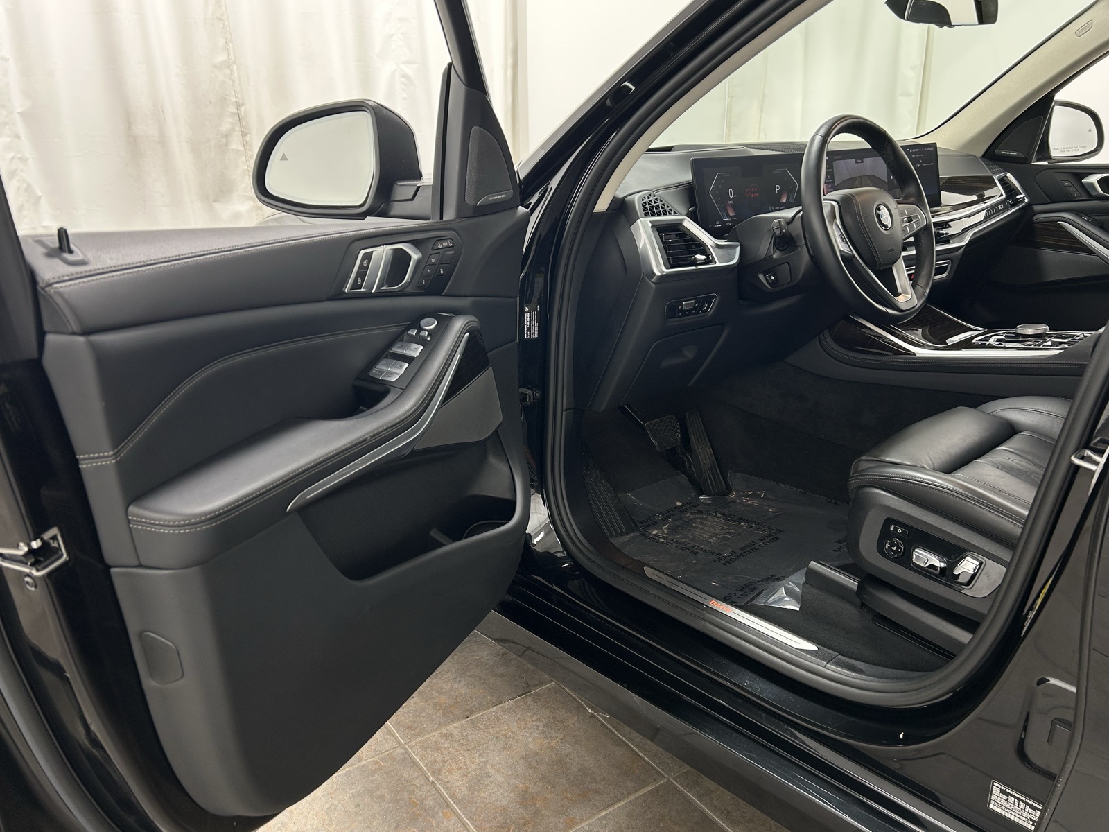 Vehicle image 22 of 44