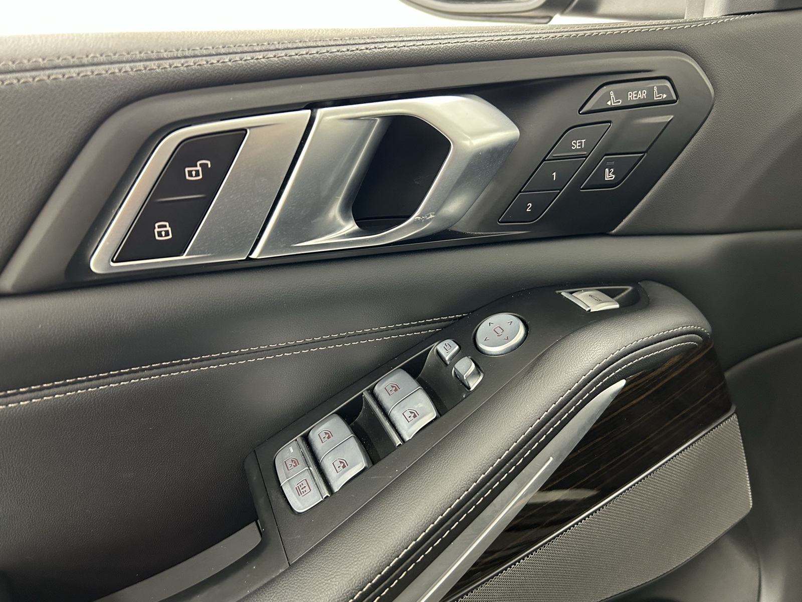 Vehicle image 23 of 44