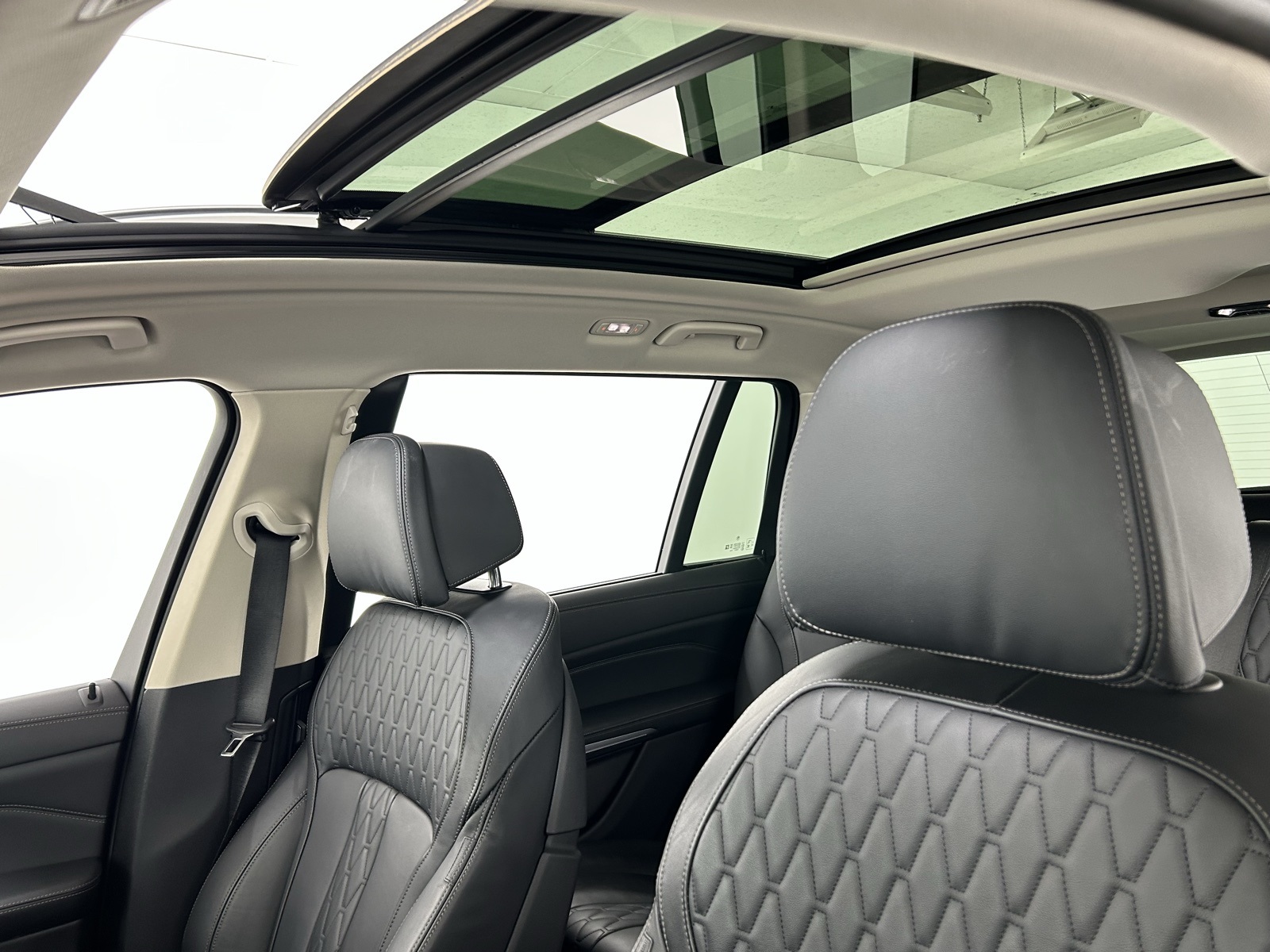 Vehicle image 27 of 44