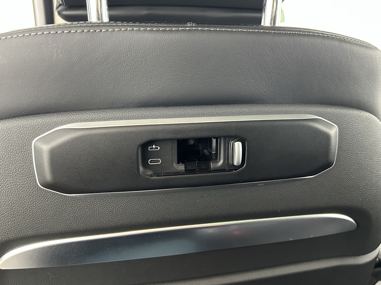 Vehicle image 34 of 44