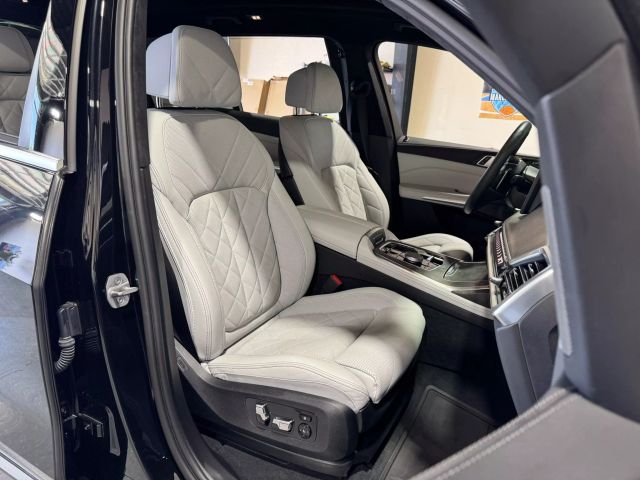 Vehicle image 13 of 26