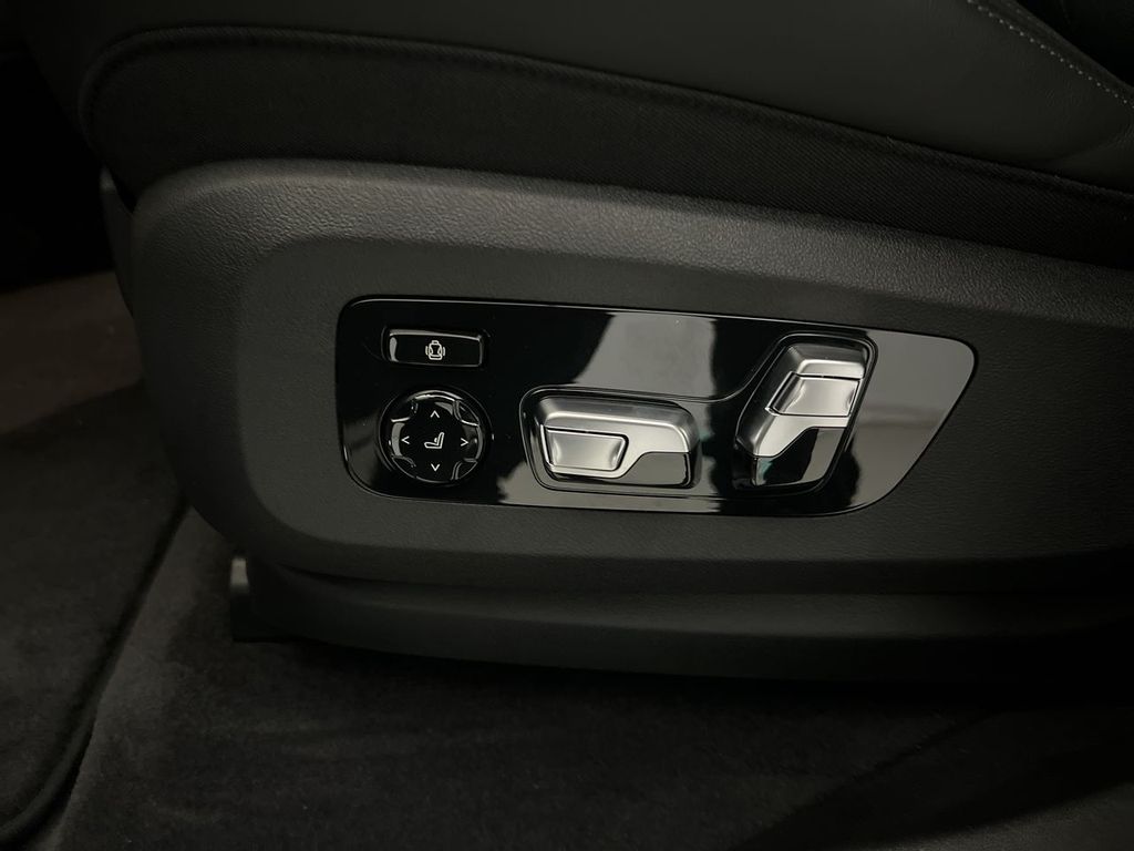 Vehicle image 13 of 29
