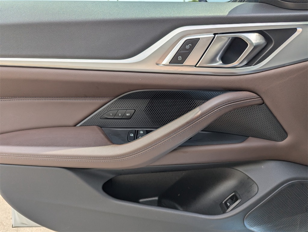 Vehicle image 24 of 30