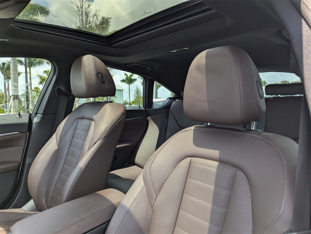 Vehicle image 21 of 30
