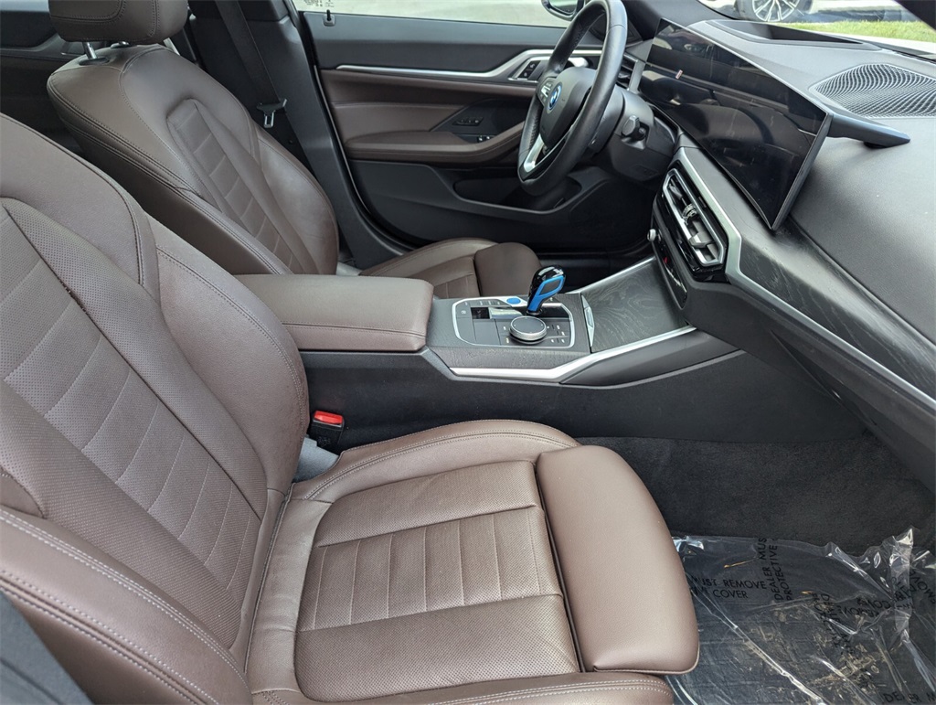 Vehicle image 10 of 30