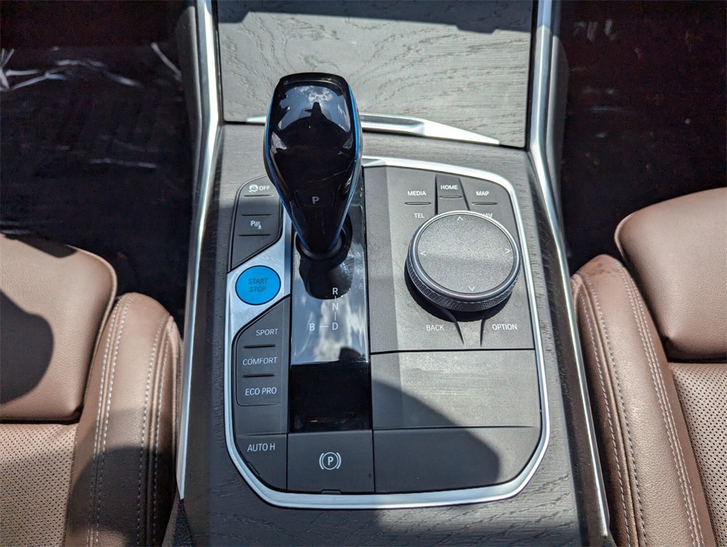 Vehicle image 25 of 30