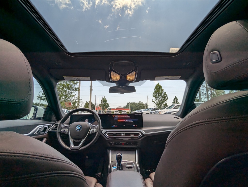 Vehicle image 19 of 30