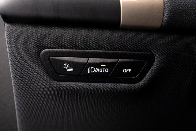 Vehicle image 21 of 40