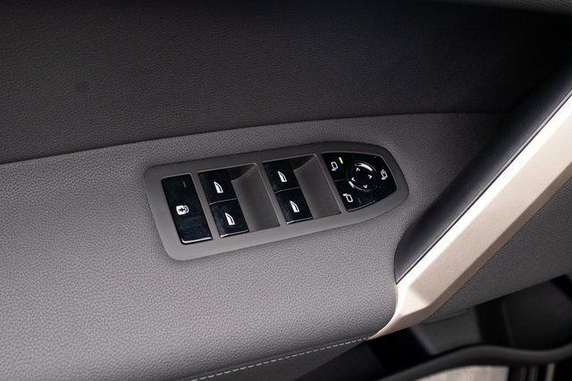 Vehicle image 17 of 40