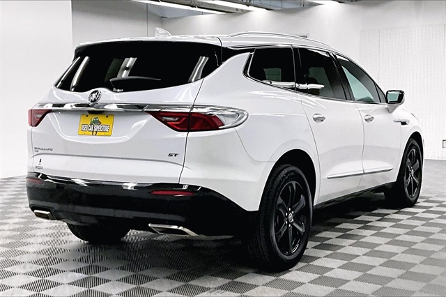 Vehicle image 4 of 44