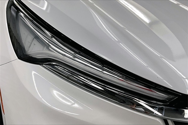 Vehicle image 32 of 44