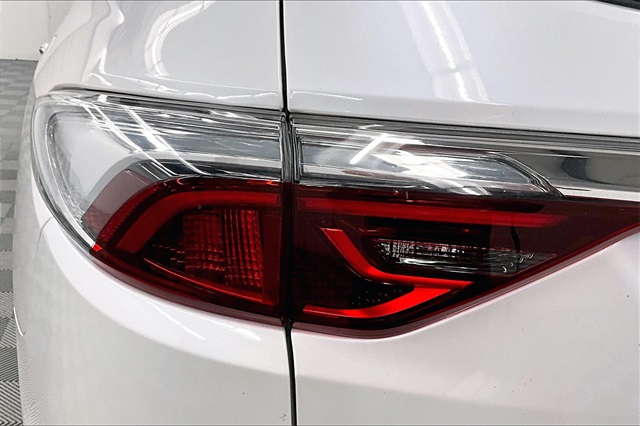 Vehicle image 33 of 44