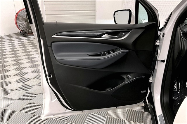 Vehicle image 17 of 44
