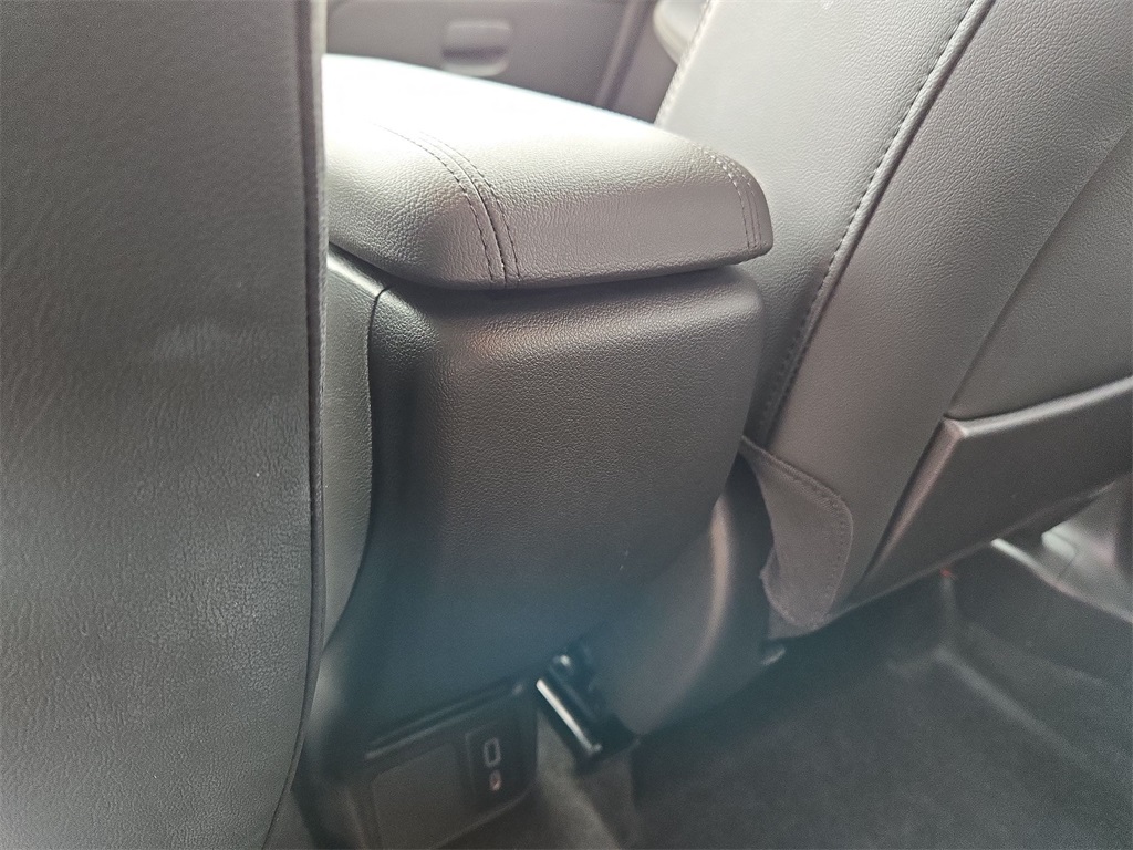 Vehicle image 21 of 33