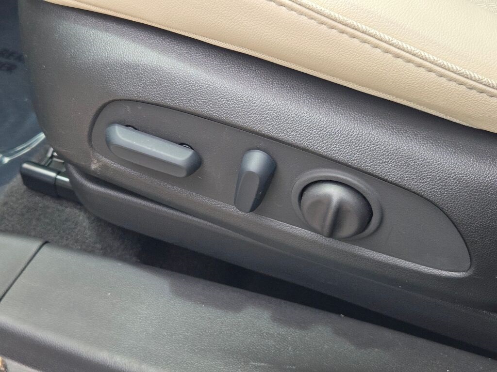 Vehicle image 27 of 37