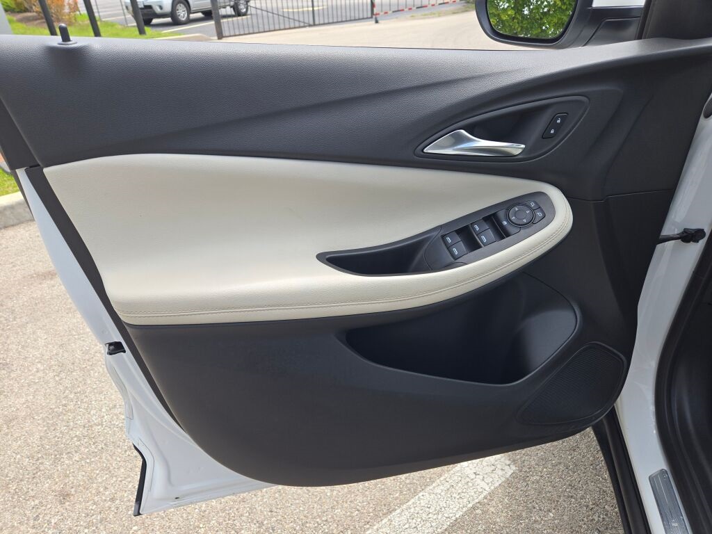 Vehicle image 23 of 37