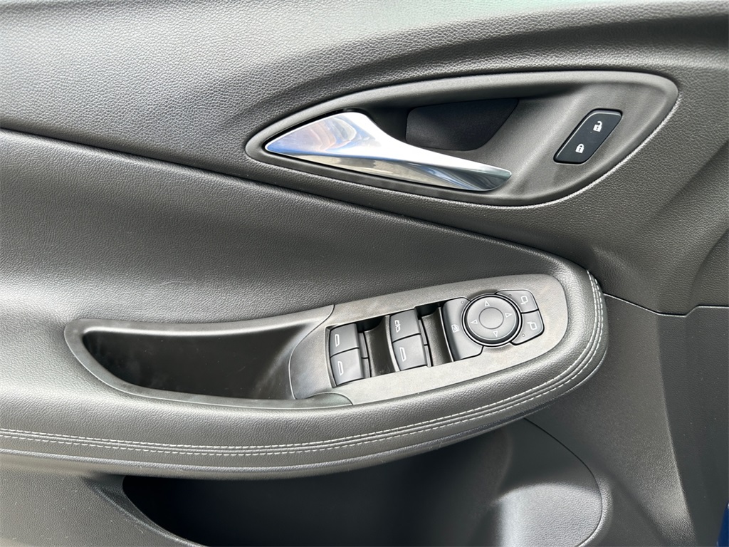 Vehicle image 19 of 21