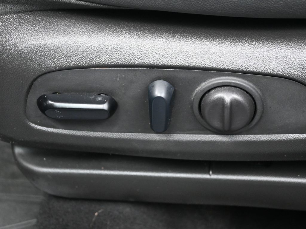 Vehicle image 33 of 59