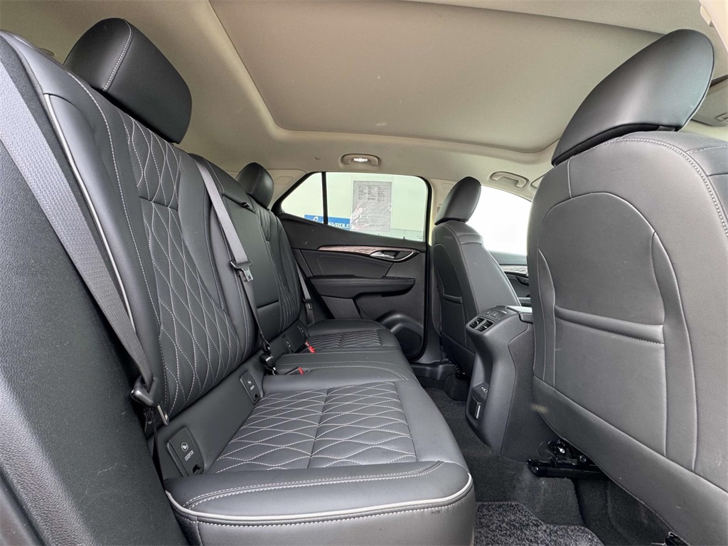Vehicle image 27 of 33