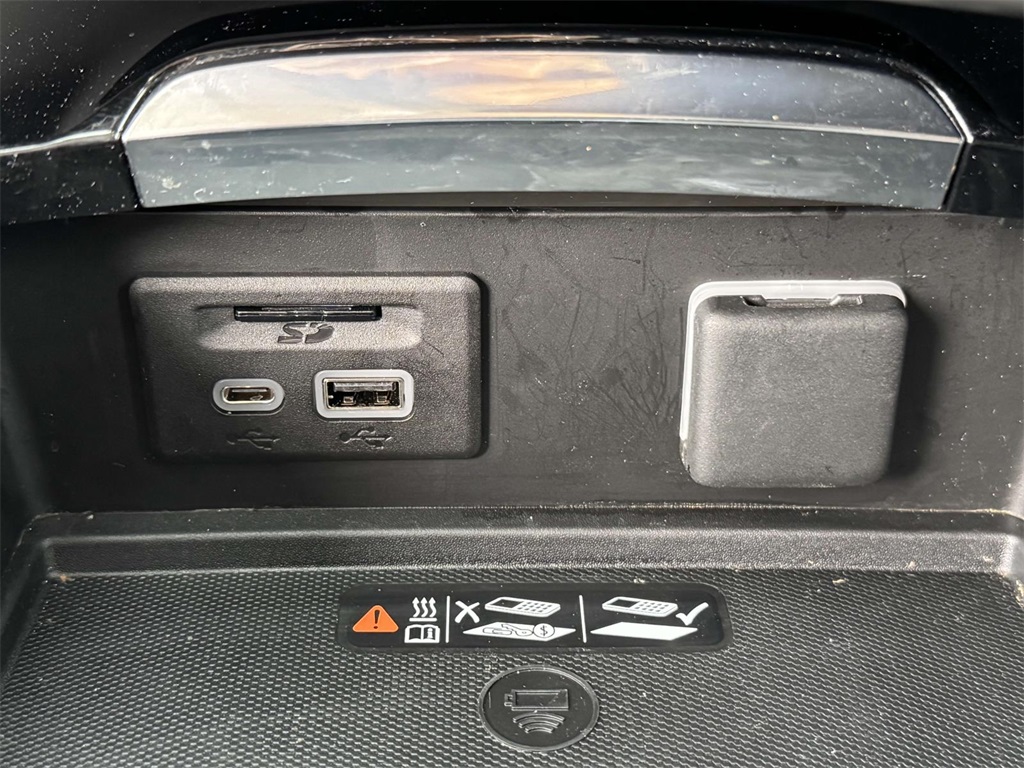 Vehicle image 10 of 33