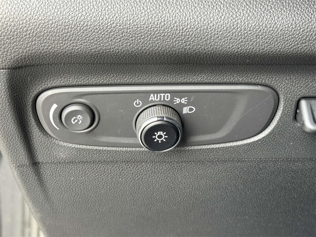Vehicle image 16 of 33