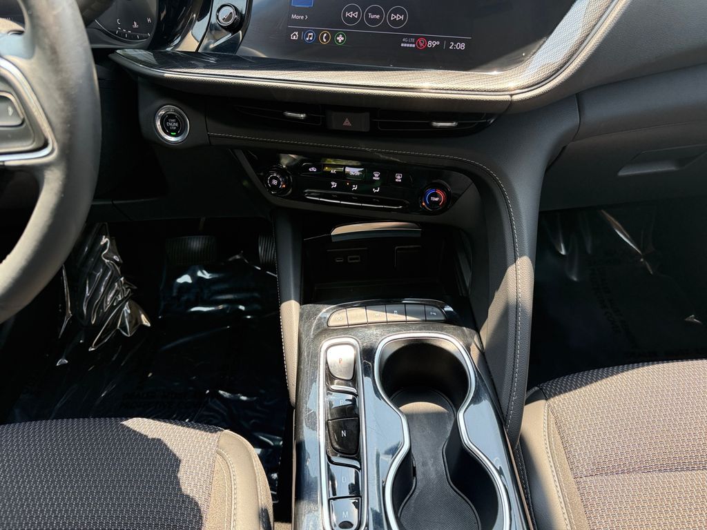 Vehicle image 11 of 28