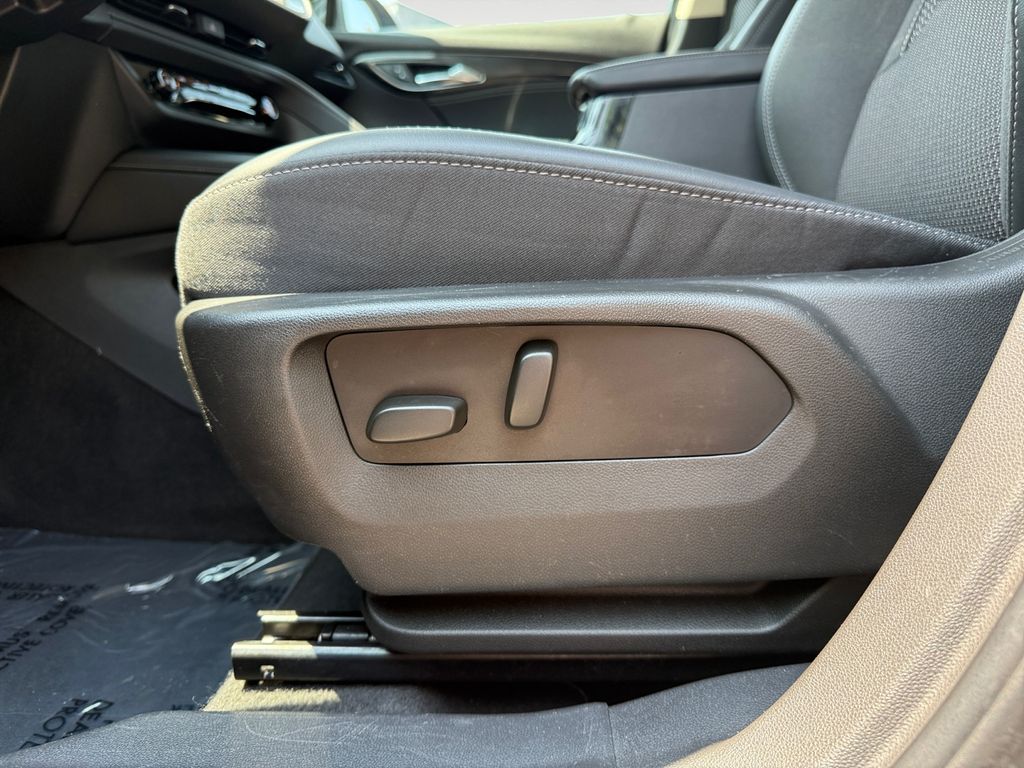 Vehicle image 16 of 28