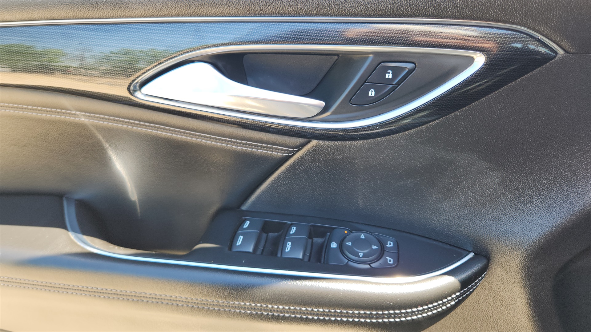 Vehicle image 14 of 35