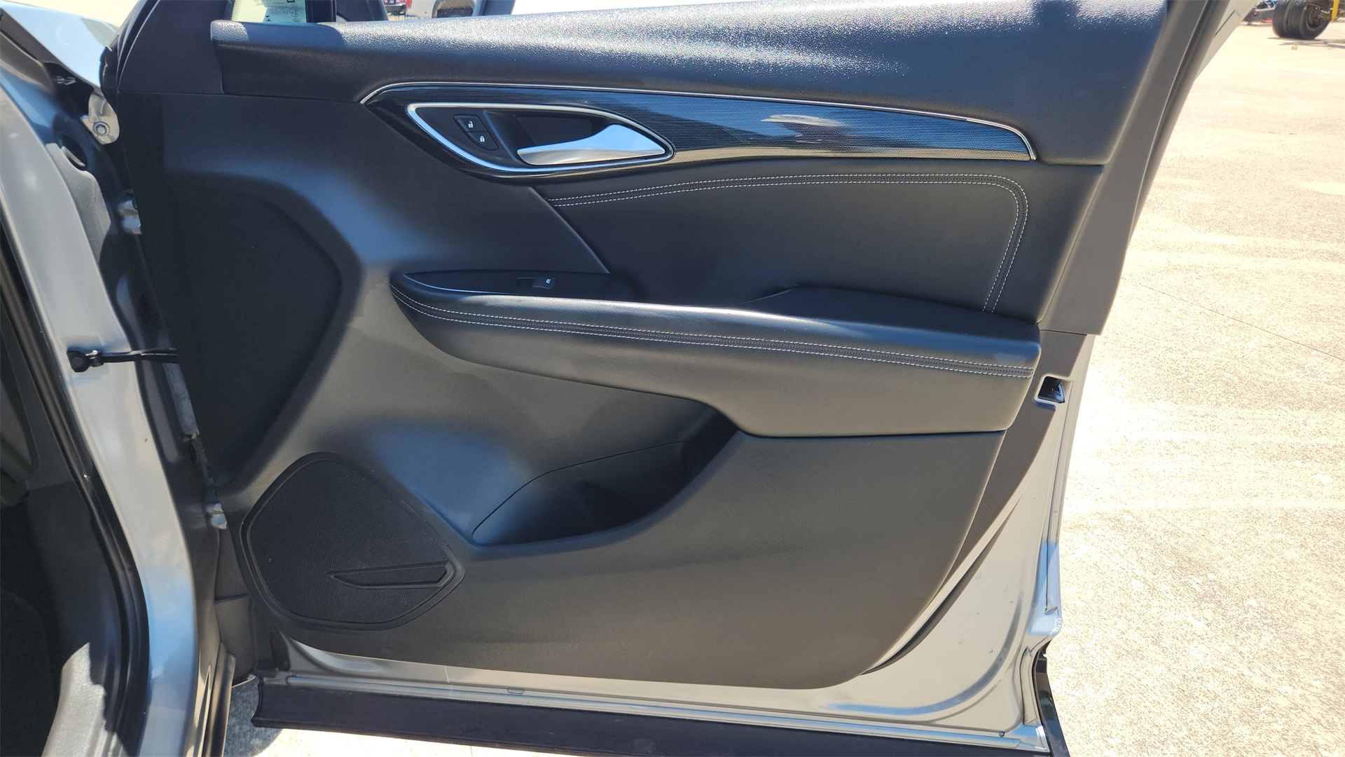 Vehicle image 20 of 35