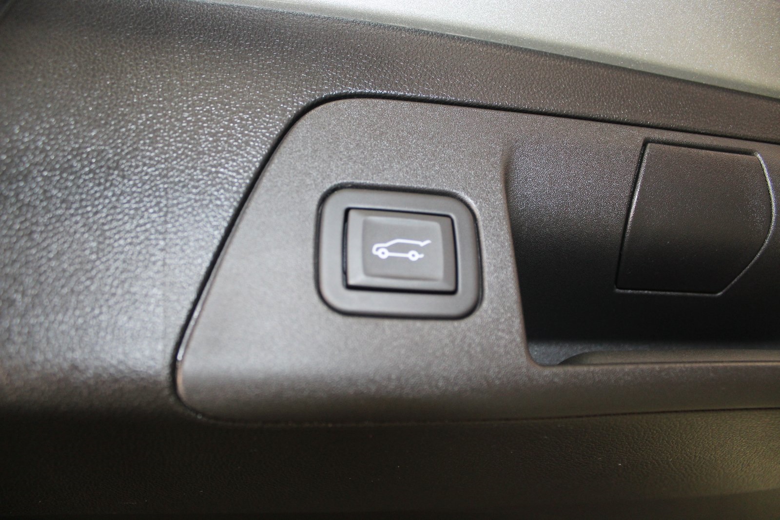 Vehicle image 28 of 34
