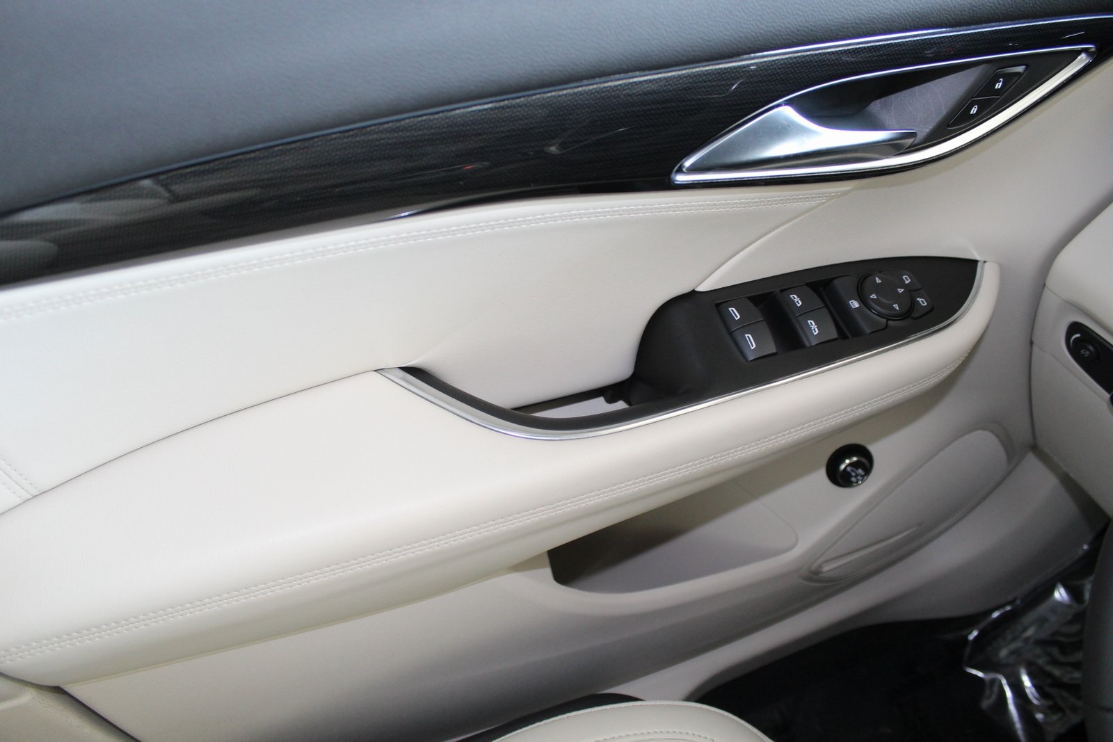 Vehicle image 27 of 34