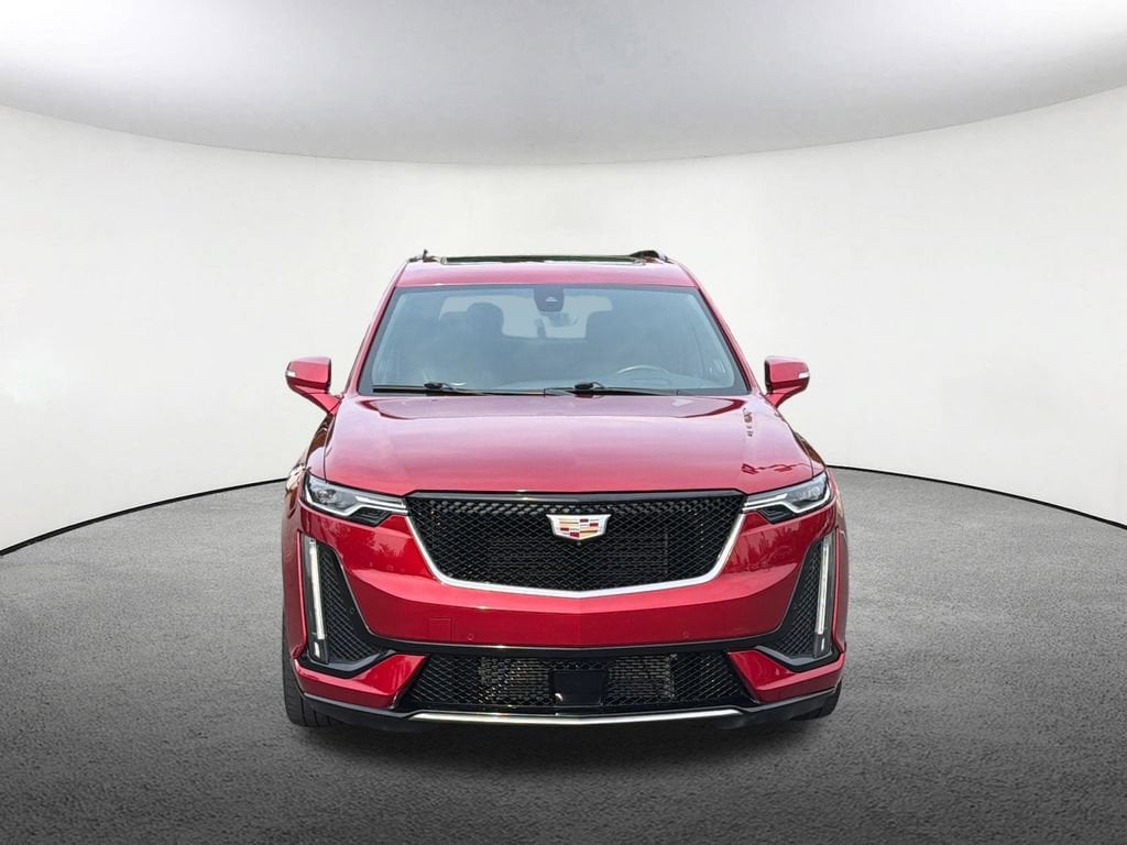 2023 Cadillac XT6 Sport Image 2 of 23