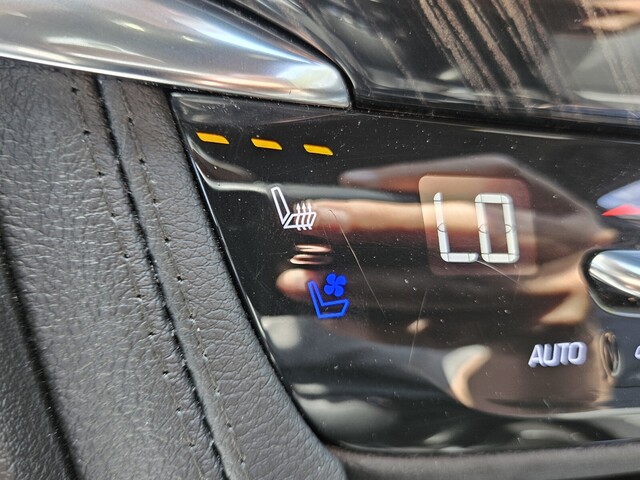 Vehicle image 33 of 35
