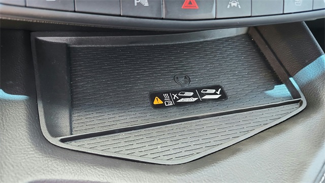 Vehicle image 33 of 43