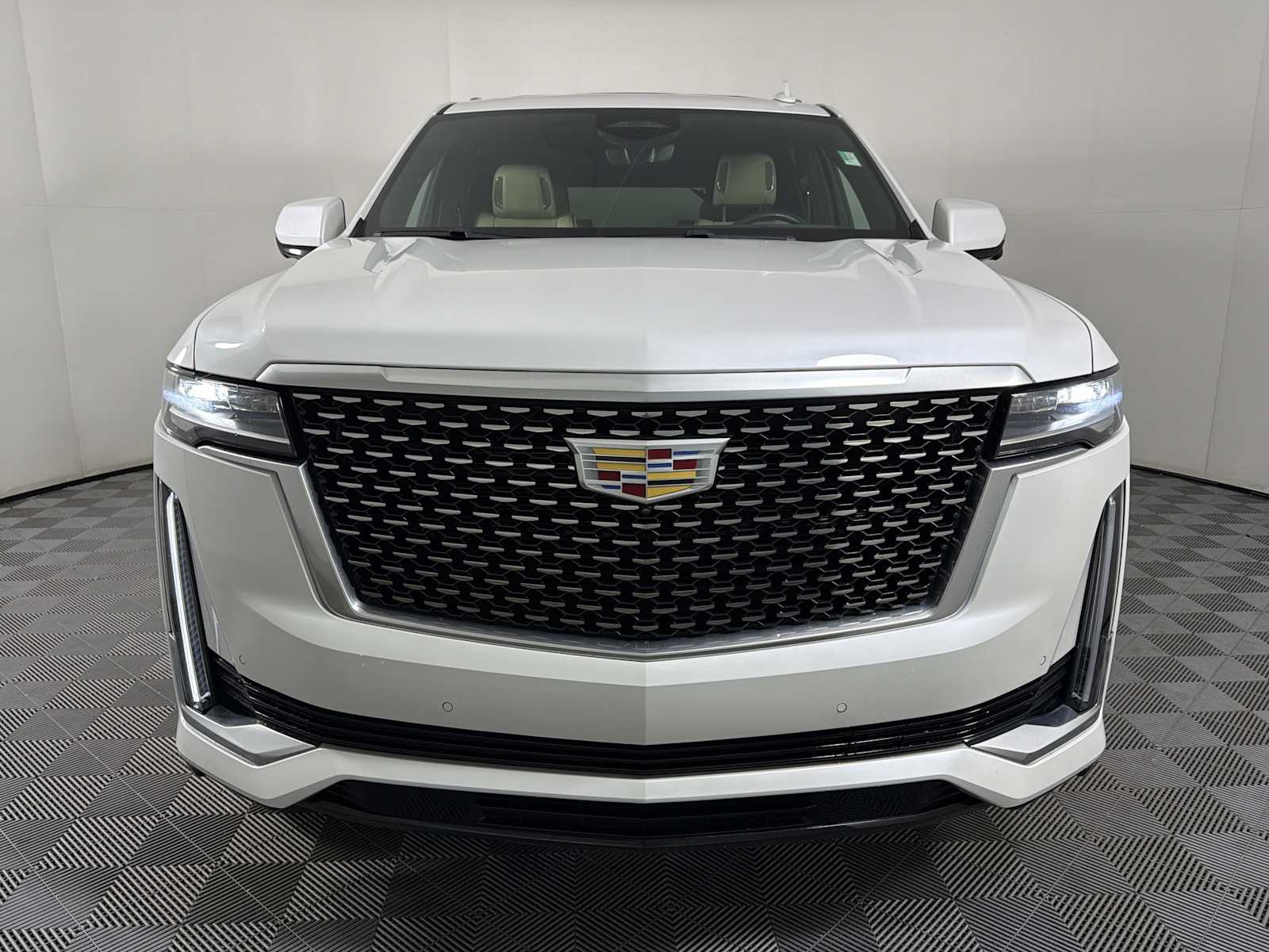 2023 Cadillac Escalade 4WD Premium Luxury Image 2 of 36