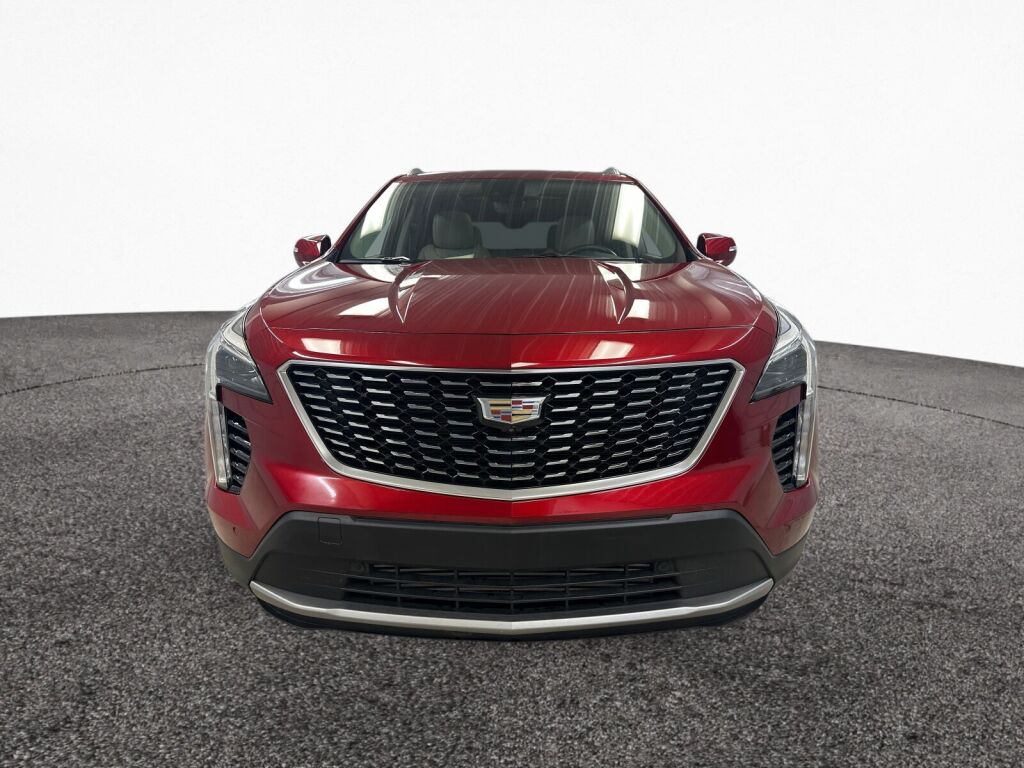 2023 Cadillac XT4 Premium Luxury Image 2 of 40