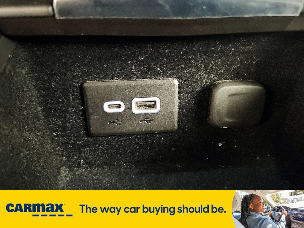 Vehicle image 23 of 28
