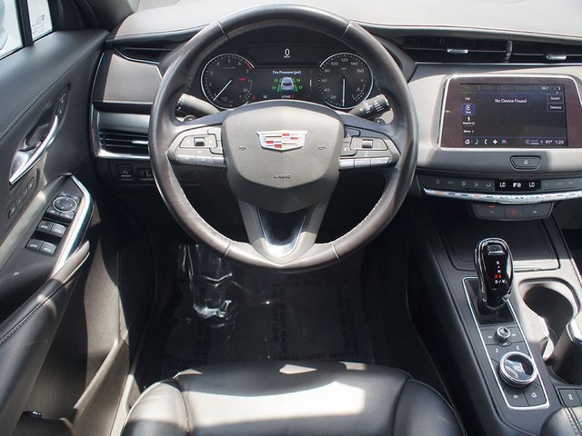 2023 Cadillac XT4 Premium Luxury Image 17 of 27