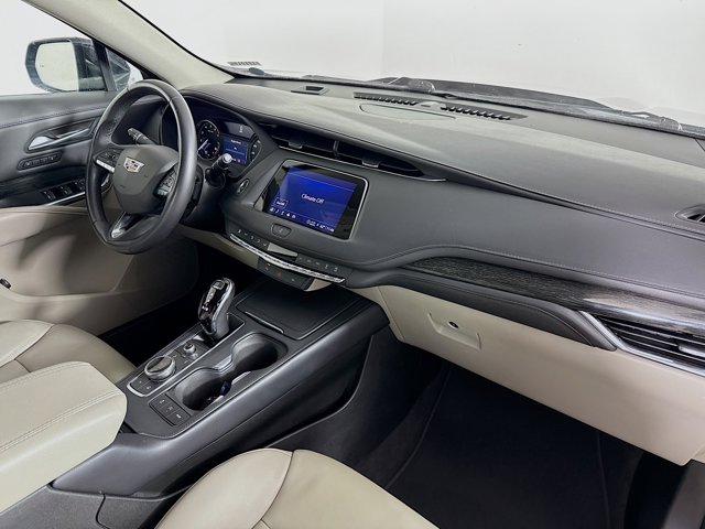 2023 Cadillac XT4 Premium Luxury Image 16 of 32