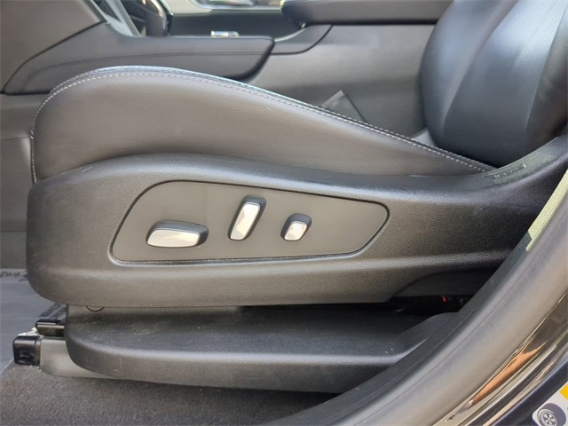 Vehicle image 19 of 33