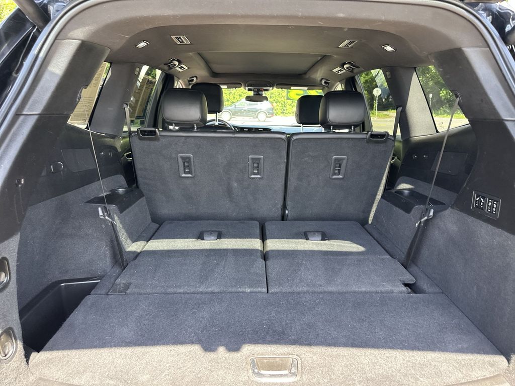 Vehicle image 31 of 33