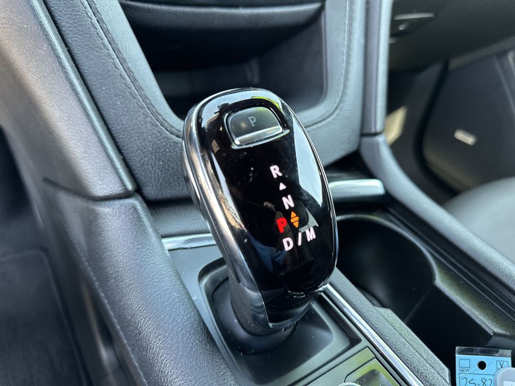 Vehicle image 27 of 33