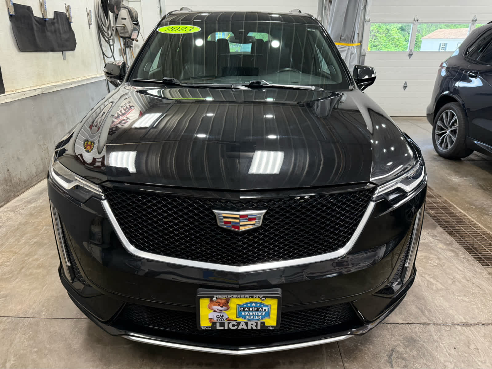 2023 Cadillac XT6 Sport Image 2 of 36