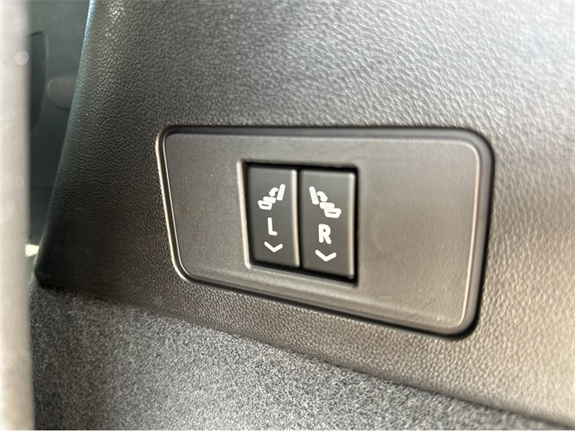 Vehicle image 18 of 23