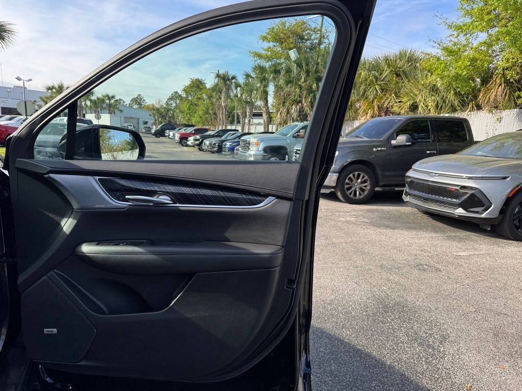 Vehicle image 28 of 35