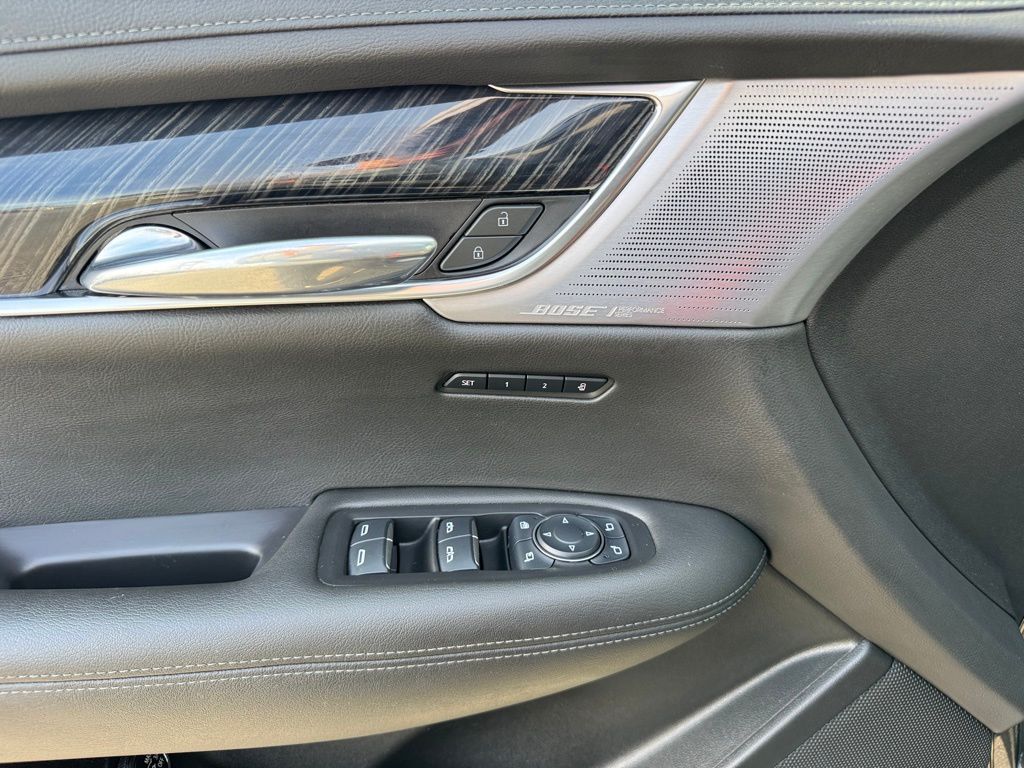 Vehicle image 33 of 35
