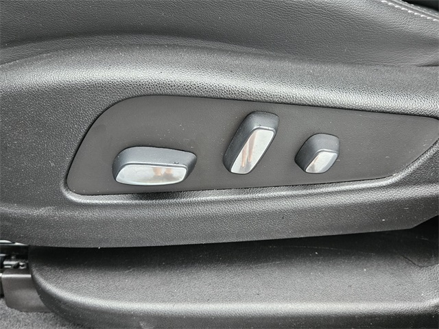 Vehicle image 10 of 32